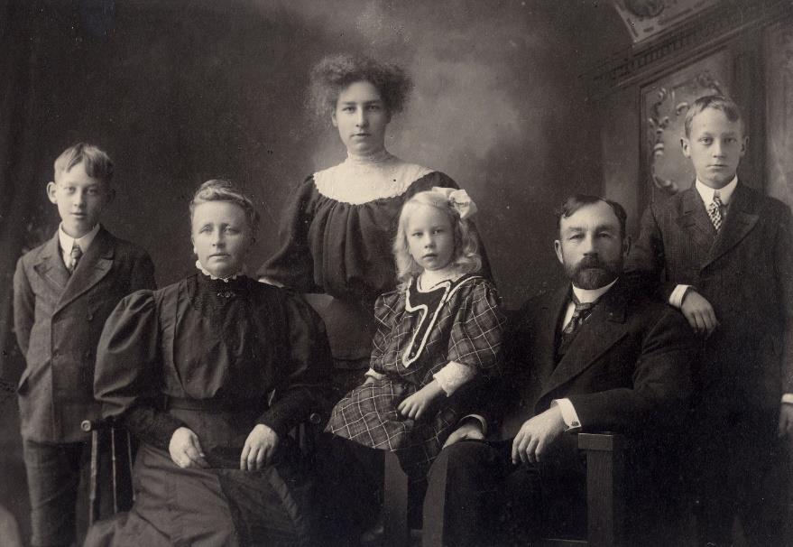 Portrait of father, mother, and adolescent children of Christiansen family 1909