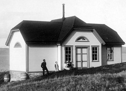 Image of Turn Point Keepers Quarters building with people posing outside 1898